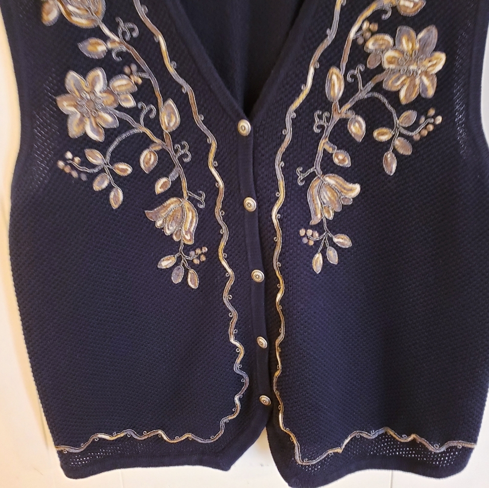 Koret Women Sweater Vest Size 1X Navy Crewel Floral Applique Button Front, Sleev - Picture 5 of 9